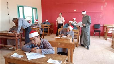رئيس منطقة الوادي الجديد الأزهرية يتفقد امتحانات الثانوية 