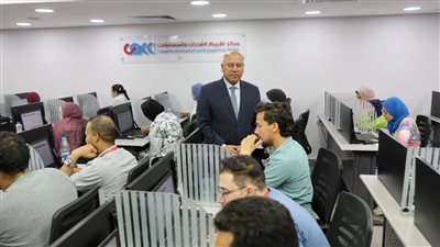 وزير النقل يتفقد امتحان المتقدمين لمسابقة شغل وظائف مهندسين ومحاسبين بالقومية للأنفاق 