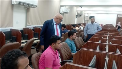 رئيس جامعة الأقصر يتابع الامتحانات بكلية الطب