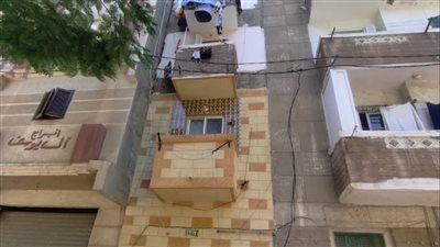 إصابة سيدة وتحطم سيارة في انهيار شرفتي عقارين بالإسكندرية (صور)