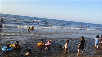 للهروب من الحر، إقبال على شاطئ وكورنيش جمصة في الدقهلية (فيديو وصور)