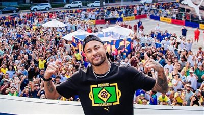 الآلاف يهتفون باسم نيمار بلوس أنجلوس الأمريكية (فيديو)