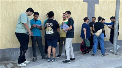 تجمع أولياء أمور طلاب الثانوية في انتظار انتهاء امتحان اللغة الأجنبية الثانية بالغربية (بث مباشر)