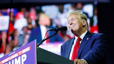 قطعوا عنه البث المباشر، ترامب يتشتت ويتحدث عن الغسالات في تجمع انتخابي 