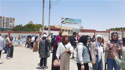 طلاب الثانوية العامة بالإسماعيلية يدخلون لجان امتحان مادة اللغة الأجنبية الثانية 