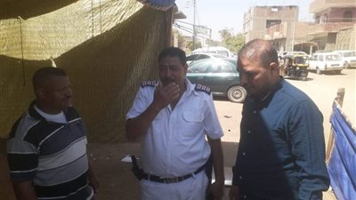 غلق وتشميع 5 محلات تعمل بدون ترخيص في نجع حمادي