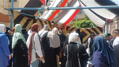 أولياء الأمور بالقليوبية يستقبلون أبنائهم بالورود بعد امتحان اللغة الأجنبية الثانية (بث مباشر)