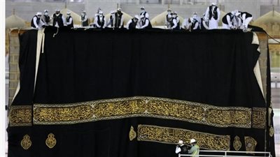  لحظة تسليم مفتاح الكعبة للشيخ عبدالوهاب الشيبي السادن الـ78 رسميا (فيديو)