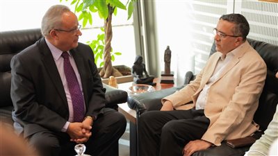 مدير مكتبة الإسكندرية يستقبل سفير الهند على هامش الاحتفال باليوم العالمي لليوجا