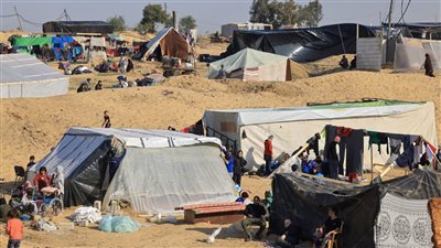 الاحتلال يقصف خيام النازحين مجددًا في مواصي خان يونس (فيديو)