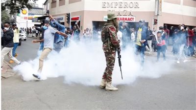 محتجون يقتحمون مبنى البرلمان الكيني 