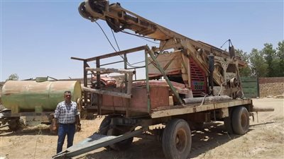 ضبط حفار آبار جوفية مخالف بأراض مملوكة للدولة بواحة الخارجة 