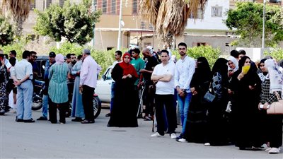 قلق أولياء أمور طلاب الثانوية العامة أمام اللجان في الدقهلية (صور)