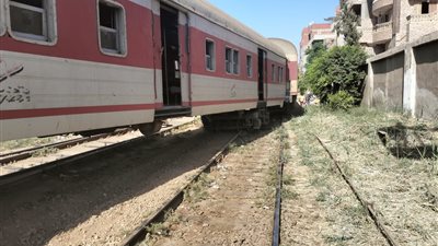 الصور الأولى لقطار منوف - بنها بعد خروجه عن القضبان