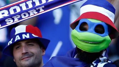 بالشماريخ والهتافات، جماهير فرنسا تشعل شوارع دورتموند قبل مواجهة بولندا (فيديو)