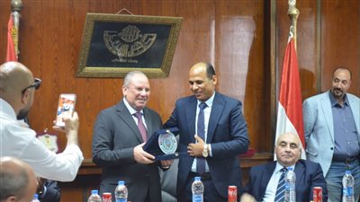 قيادات وموظفو هيئة التعمير ينظمون احتفالية لتكريم الدكتور محمد الشحات بعد انتهاء مدة إدارته 