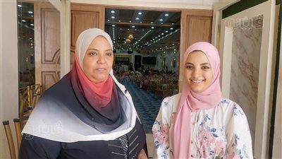  أم تنافس ابنتها في حفظ القرآن الكريم داخل كتاب القرية بقنا (فيديو)