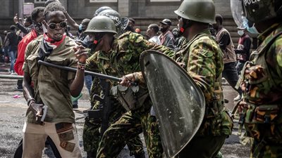 كينيا فوق صفيح ساخن.. البرلمان يحترق والجيش يتدخل للسيطرة على الأوضاع (فيديوجراف)