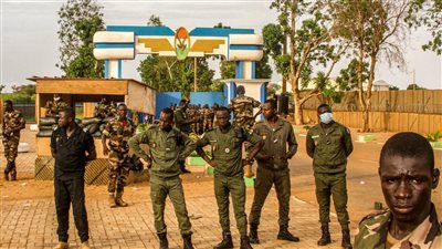 مقتل 20 عسكريا ومدنيا في هجوم شنه 