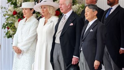  ملك بريطانيا يحتفي بإمبراطور اليابان على مأدبة في قصر بكنجهام 