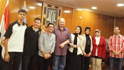 محافظ أسيوط يلتقي بعض طلاب اتحاد مدارس التربية والتعليم ويكرم المتميزين