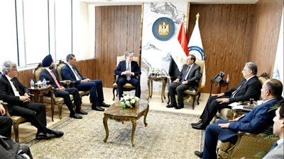 الملا يستعرض مع شركتي كارلايل وانرجين سبل زيادة التوسعات بسوق البترول المصري