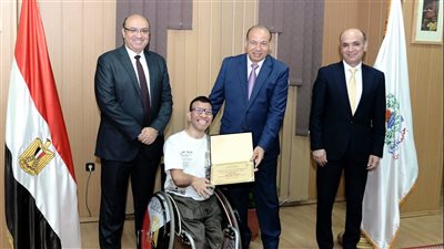 رئيس جامعة المنصورة يكرم الطلاب الفائزين بالمراكز الأولى بالمسابقات الدولية