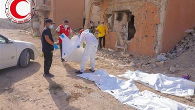 الهلال الأحمر الليبي ينتشل 14 جثة متحللة في سرت (صور)