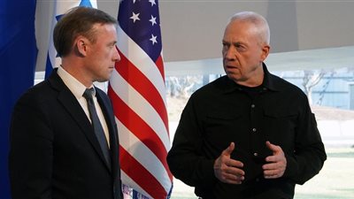 وزير دفاع الاحتلال: إسرائيل وأمريكا أسرة واحدة مع بعضنا