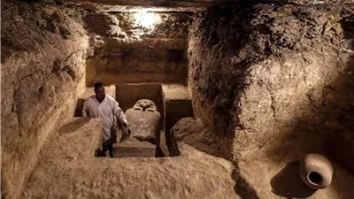 يضم 33 مقبرة عائلية، تفاصيل كشف أثري جديد غرب أسوان (إنفوجراف)