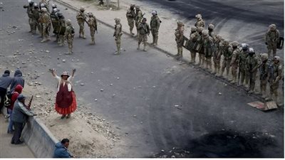 العسكريون ينسحبون بدباباتهم من أمام القصر الرئاسي في العاصمة البوليفية لاباز (فيديو)