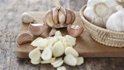 فوائد الثوم، يقوى المناعة ويحارب السرطان والالتهابات بالجسم 