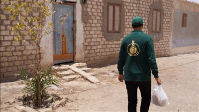 بيت الزكاة ينتهي من توصيل لحوم الأضاحي لمستحقيها في 4 محافظات حدودية (صور)