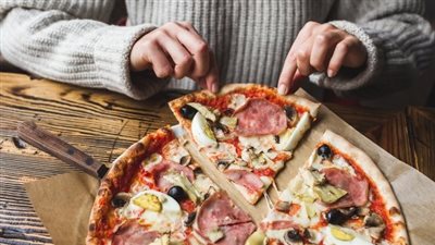 تفسير حلم أكل البيتزا في المنام وعلاقته بالشعور بالسعادة والراحة 