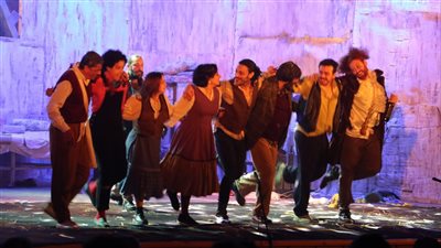 بحضور كامل العدد، عرض 