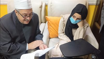 الإمام الأكبر يهدي أجهزة تابلت لطلاب الثانوية الأزهرية بلجنة مستشفى 57357 (صور)