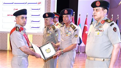 وزير الدفاع يشهد تخرج دورات جديدة من دارسي الأكاديمية العسكرية للدراسات العليا