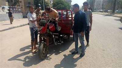 ضبط تكاتك وتروسيكلات مخالفة في حملة مكبرة بالجيزة (صور)