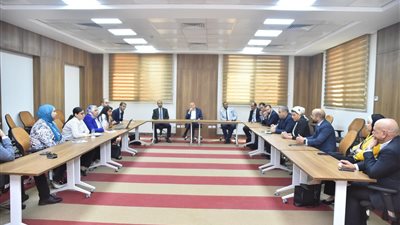  هيئة الدواء تبحث سبل حماية وتطوير صناعة الأدوية المحلية