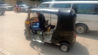 حملة مكثفة بالعمرانية لمكافحة سير التكاتك عكس الاتجاه (صور)