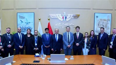 وزير الطيران يناقش مع نائب السفير البريطاني سبل التعاون المشترك