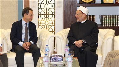 مفتي الجمهورية لسفير فرنسا بالقاهرة: الإسلام ترك مساحة كبيرة لاحترام العادات والتقاليد