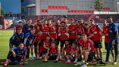 لاعبو الأهلي يستقبلون مشجع الفريق علي محمد (صور)