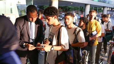 طوابير لطلاب وطالبات الثانوية العامة أمام بوابات مكتبة الإسكندرية (صور)