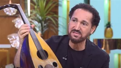 قصة عود نصير شمة، عمره 100 عام ووزنه 650 جراما وصنع مخصوصا له (فيديو)