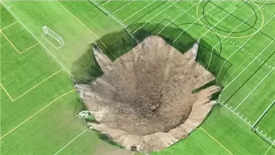 أشهر ملاعب كوبا أمريكا يبتلع عمود إنارة عملاق، ومسؤول يكشف مفاجأة (فيديو)