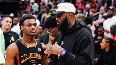 حدث تاريخي، أسطورة كرة السلة العالمية ونجله يلعبان في فريق واحد