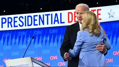 الكارثة، جيل بايدن تغرد منفردة بأداء زوجها، والحزب الديمقراطي يفكر في استبداله بمرشح آخر