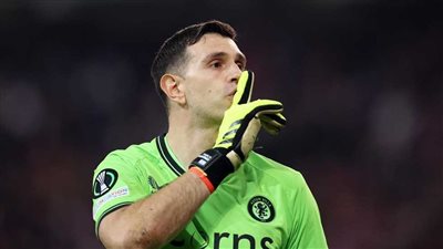 أستون فيلا يصدم حارسه بسبب أولمبياد باريس