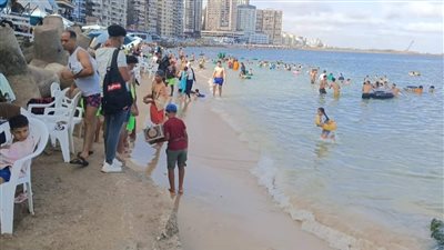 إقبال كبير من المصطافين على شواطئ الإسكندرية (صور)